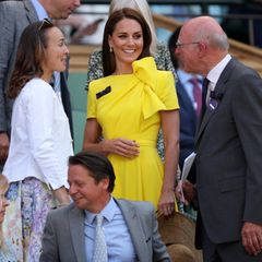 Den 13. Tag des Tennisturniers in Wimbledon besucht Herzogin Catherine ohne Prinz William. Für ihren Solo-Auftritt wählt sie einen besonders auffälligen Look und bringt im sonnigen Kleid von Roksanda Ilincic reichlich gute Laune mit. 