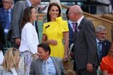 Den 13. Tag des Tennisturniers in Wimbledon besucht Herzogin Catherine ohne Prinz William. Für ihren Solo-Auftritt wählt sie einen besonders auffälligen Look und bringt im sonnigen Kleid von Roksanda Ilincic reichlich gute Laune mit. 