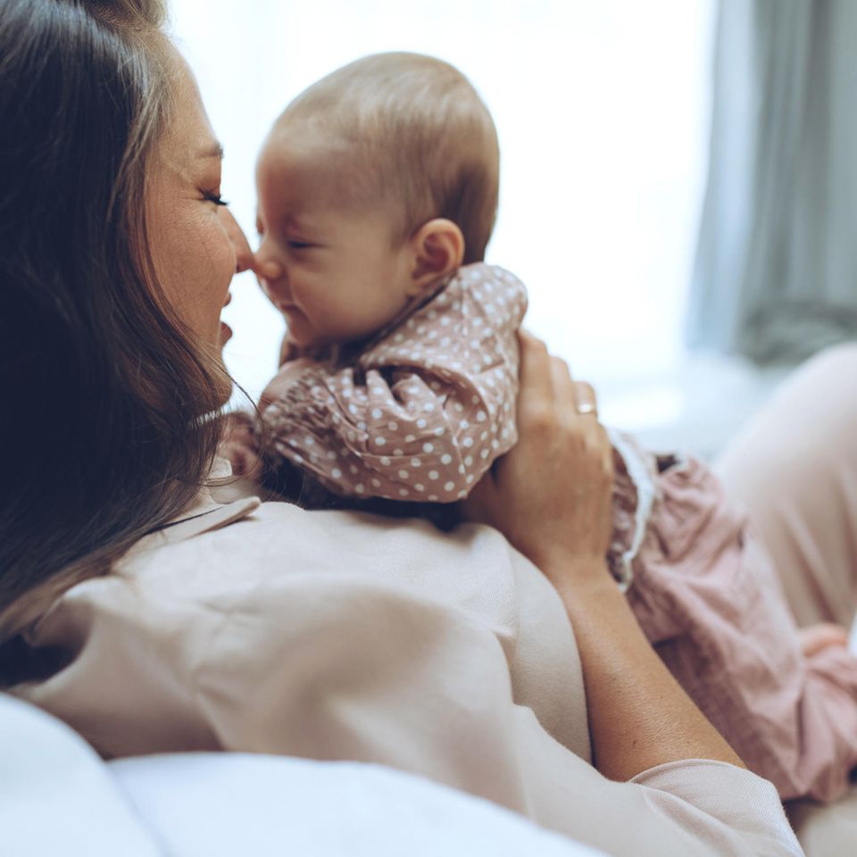 Frau kuschelt mit Baby