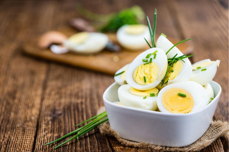 Gekochte Eier mit Schnittlauch: Wenn du um diese Uhrzeit Eier isst, nimmst du schneller ab