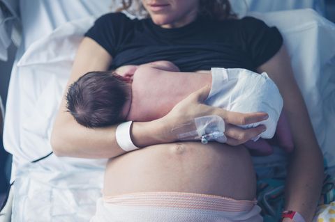 Husband Stitch: Frau mit Baby im Arm