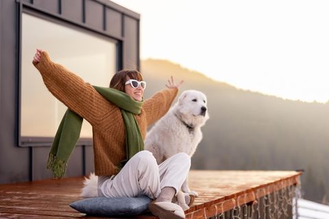 Psychologie: Eine glückliche Frau mit Hund