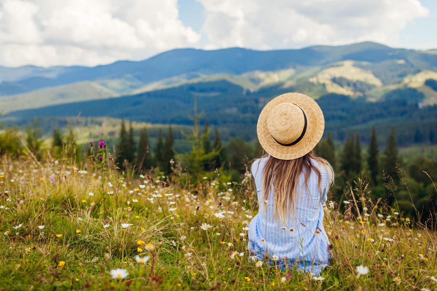 Frau schaut in die Berge: Das sind die 4 Typen von Introvertierten