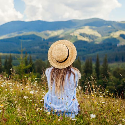 Frau schaut in die Berge: Das sind die 4 Typen von Introvertierten
