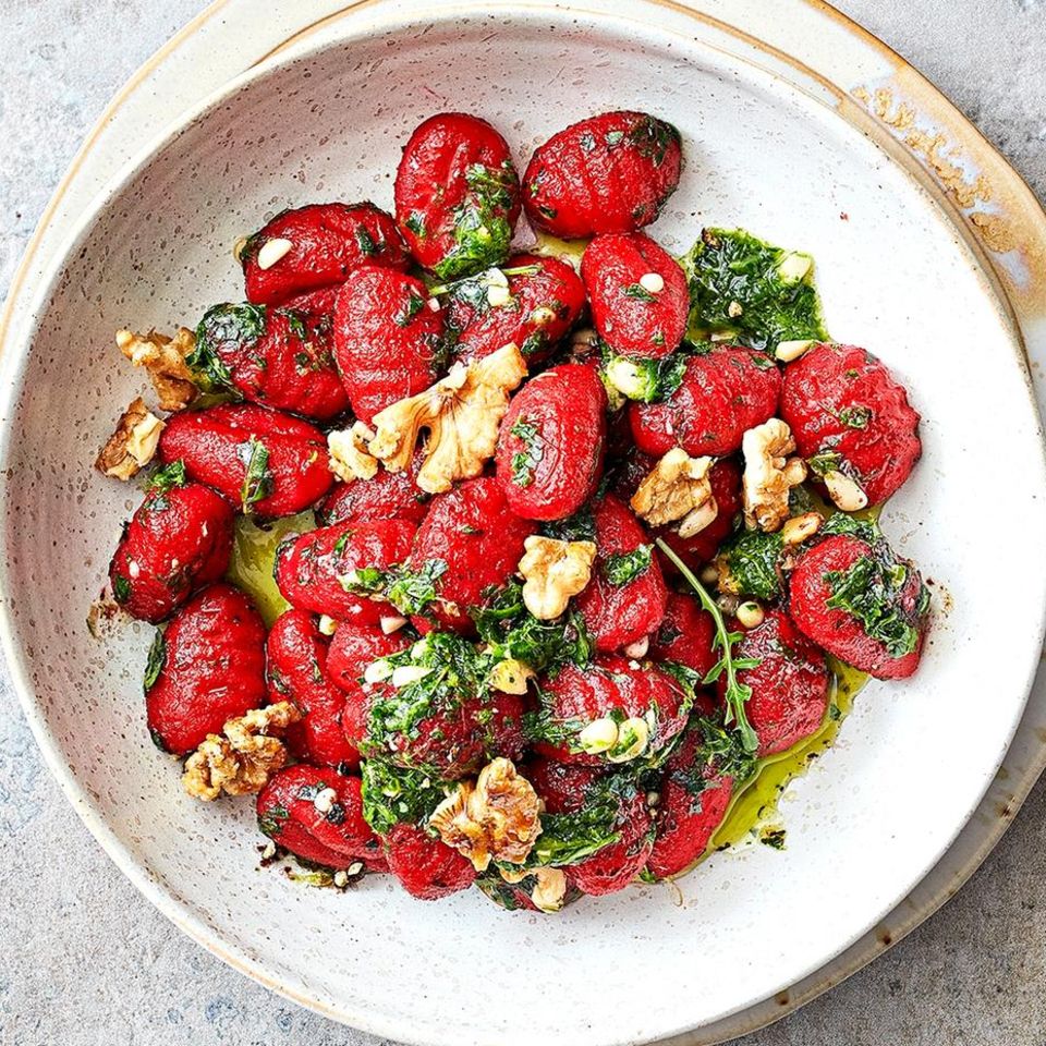 Rote-Bete-Gnocchi mit Rucola-Pesto