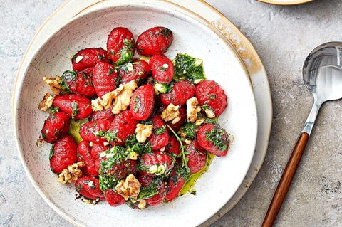 Rote-Bete-Gnocchi mit Rucola-Pesto
