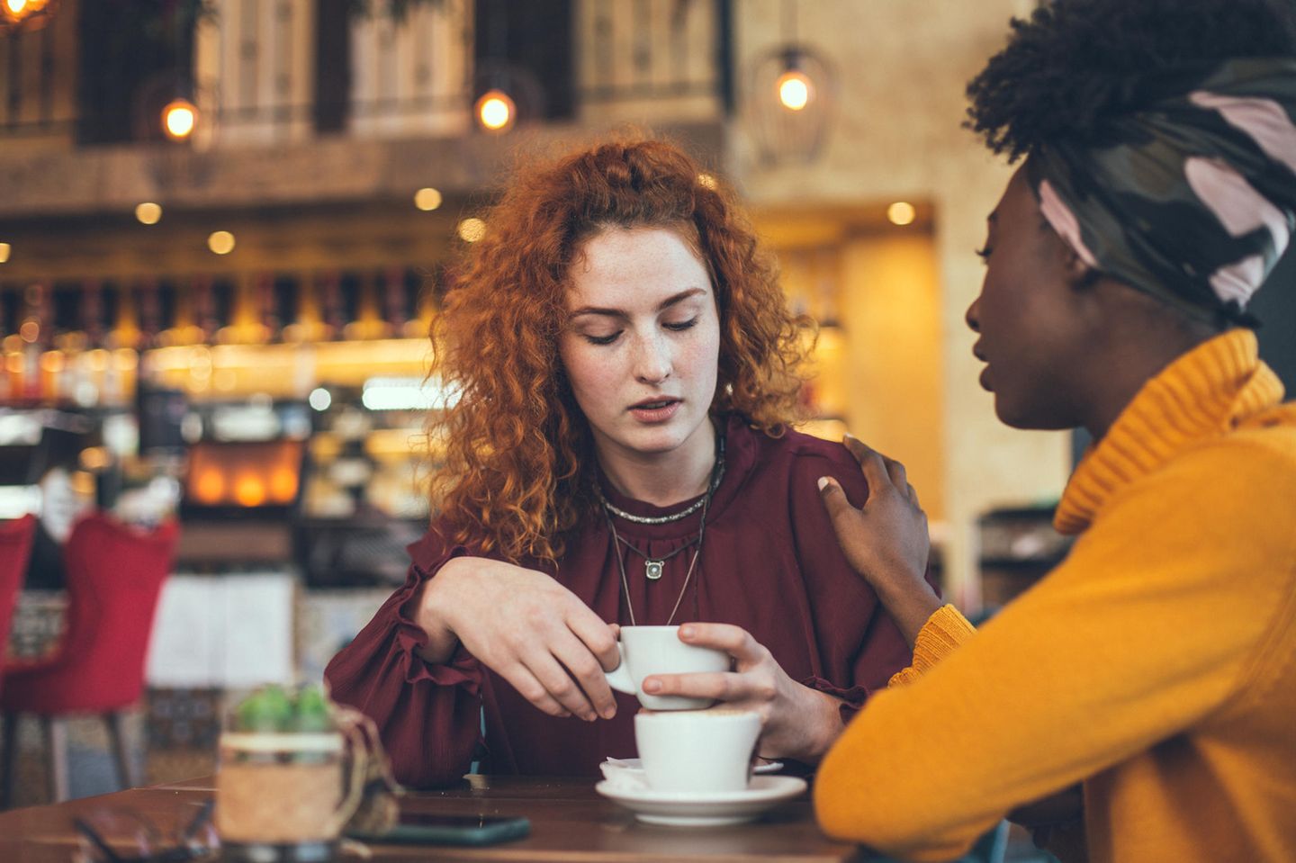 Das Verständnis-Paradoxon: Zwei Frauen führen in einem Café ein Gespräch