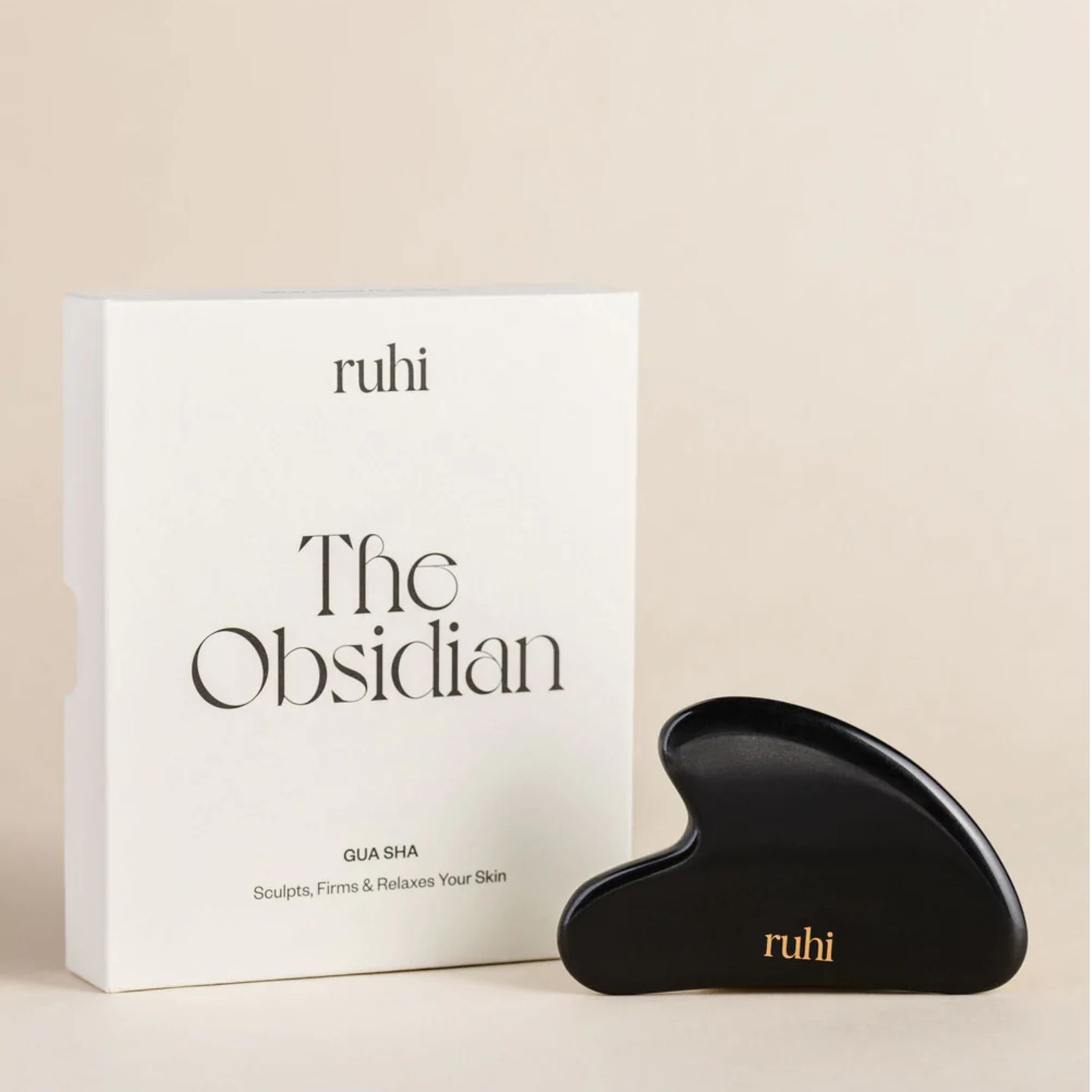 Eine kleine Auszeit gönnen wir uns mit dem Selfcare-Ritual für strahlende Haut und Entspannung. Die uralte, chinesische Beauty-Technik Gua Sha soll helfen, die Konturen des Gesichts zu betonen, Verspannungen zu lösen und den natürlichen Glow hervorzubringen. Wir lieben es vor allem aber, weil es sich gut anfühlt und gönnen uns eine Gesichtsmassage mit dem Gua Sha Stein von Ruhi. Obsidian gilt übrigens als besonders kraftvoller Stein und Power brauchen wir doch immer, oder?  The Obsidian von Ruhi für 24 €