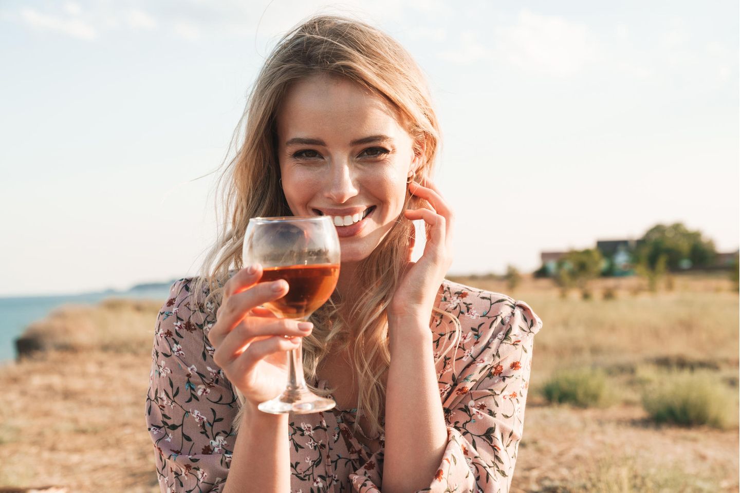Frau trinkt Wein: Ab diesem Alter kann Alkohol der Gesundheit möglicherweise sogar guttun