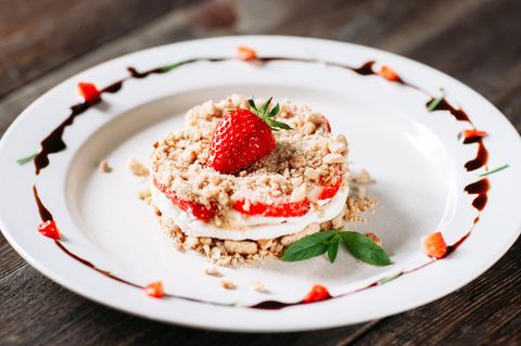 Blitzschneller Genuss: Dieses Erdbeer-Sahne-Keks-Dessert ist super für den Sommer.