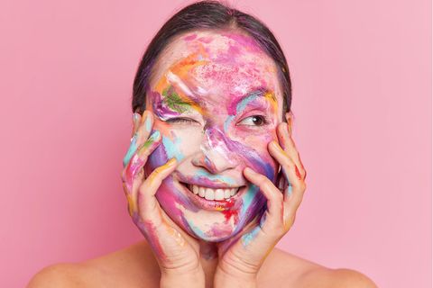 Björn Krause: eine junge Frau mit bunter Farbe im Gesicht