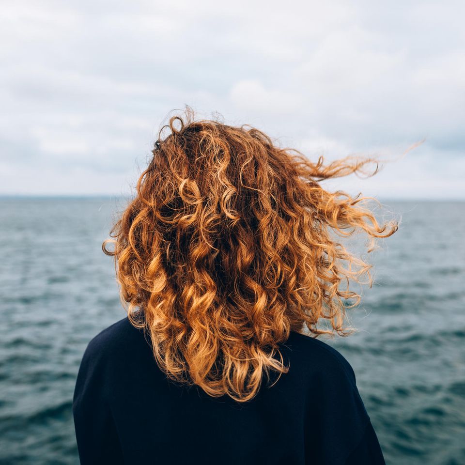 Frau schaut aufs Meer: Es gibt 3 verschiedene Denkweisen – in welcher erkennst du dich wieder?