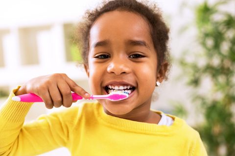 Zahnpasta-Test: Mädchen putzt Zähne
