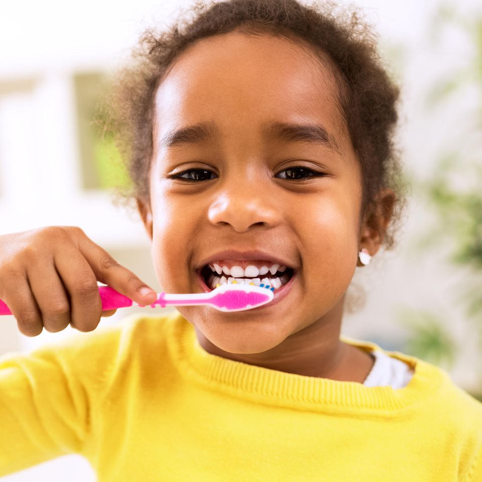 Zahnpasta-Test: Mädchen putzt Zähne