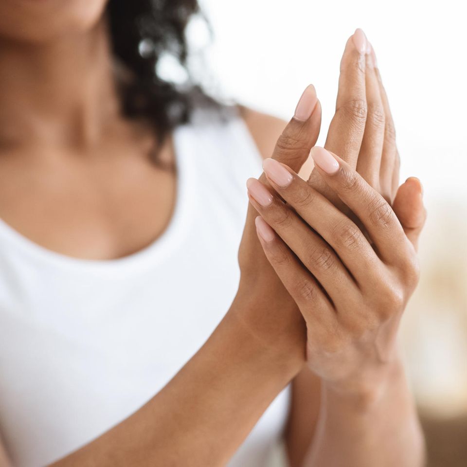 Schonende und nachhaltige Nagelpflege: Frau zeigt ihr Hände