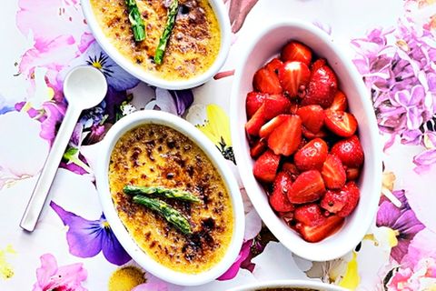 Spargel-Crème-brulée mit Erdbeeren