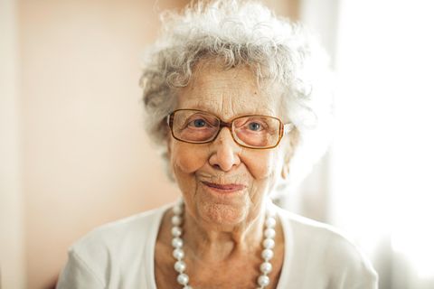 Oma-Talente: Oma mit Perlenkette