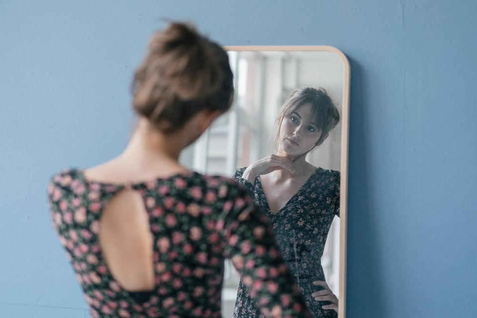 Nicole Zepter: Frau guckt sich im Spiegel an