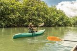 Green Kayaks: Frau im Kajak auf Wasser