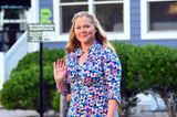 Amy Schumer ist für einen Comedy-Auftritt in East Hampton unterwegs, und ihr floraler Sommerlook mit Stiefmüttchen-Optik verbreitet schon vor der Show gute Stimmung.