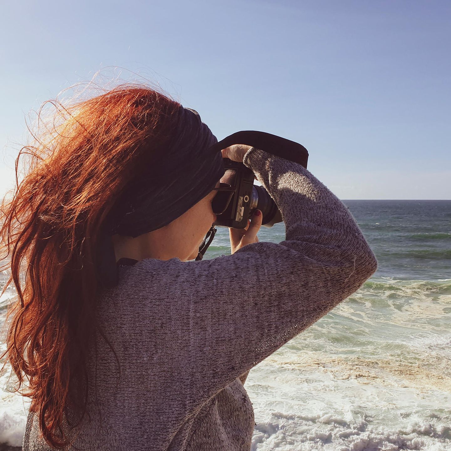 Coastwards: Frau fotografiert das Meer
