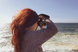 Coastwards: Frau fotografiert das Meer