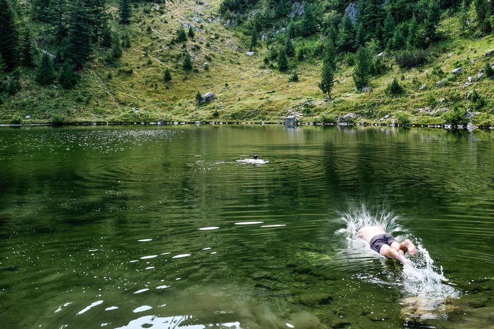 Dach des Balkans: Mensch springt in einen See