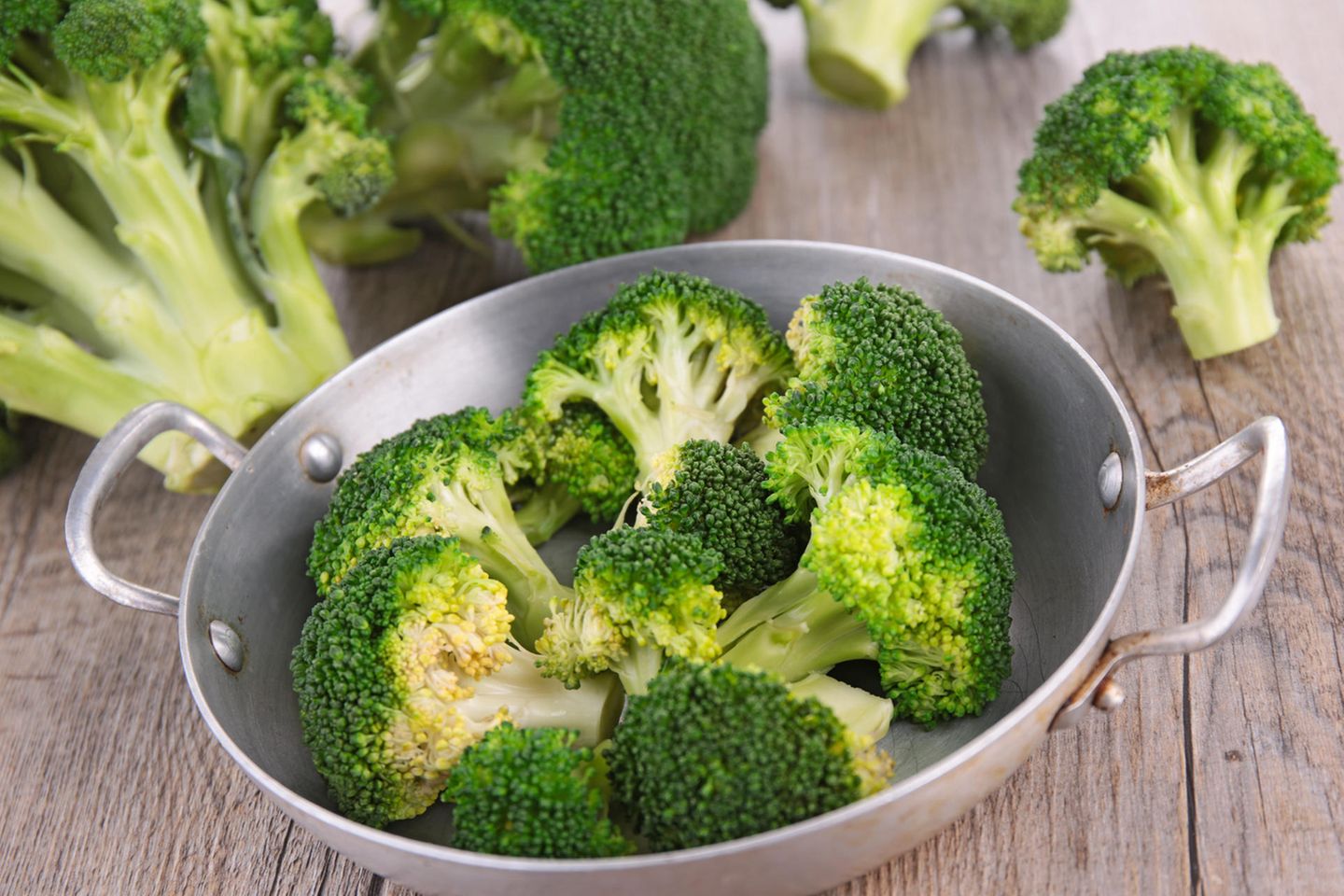 Brokkoli dünsten: Brokkoliröschen in einer Pfanne