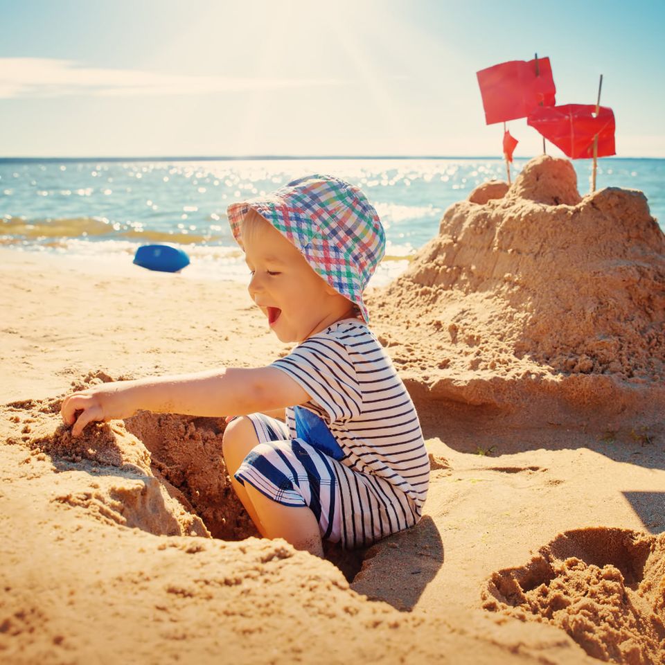 Kleinkind spielt am Strand
