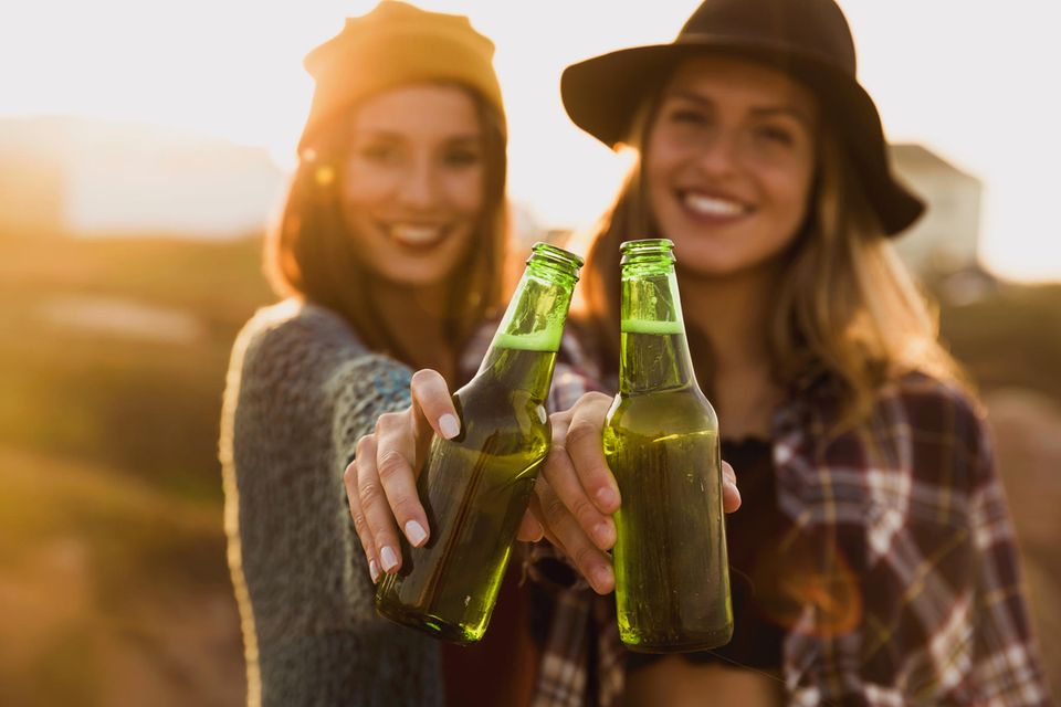 Zwei Frauen trinken Bier: Deshalb kann alkoholfreies Bier sogar schädlicher sein als normales Bier