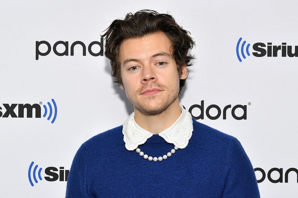 Harry Styles zeigt, wie Perlenketten getragen werden