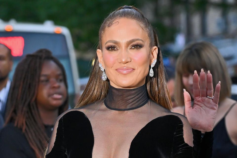 Jennifer Lopez gibt dem Sleek-Look ein stylisches Update. 