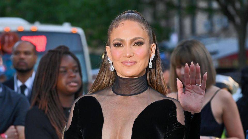 Jennifer Lopez gibt dem Sleek-Look ein stylisches Update. 