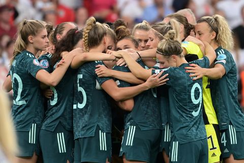 Die deutschen Fußballerinnen umarmen sich nach dem Abpfiff des EM-Finales.