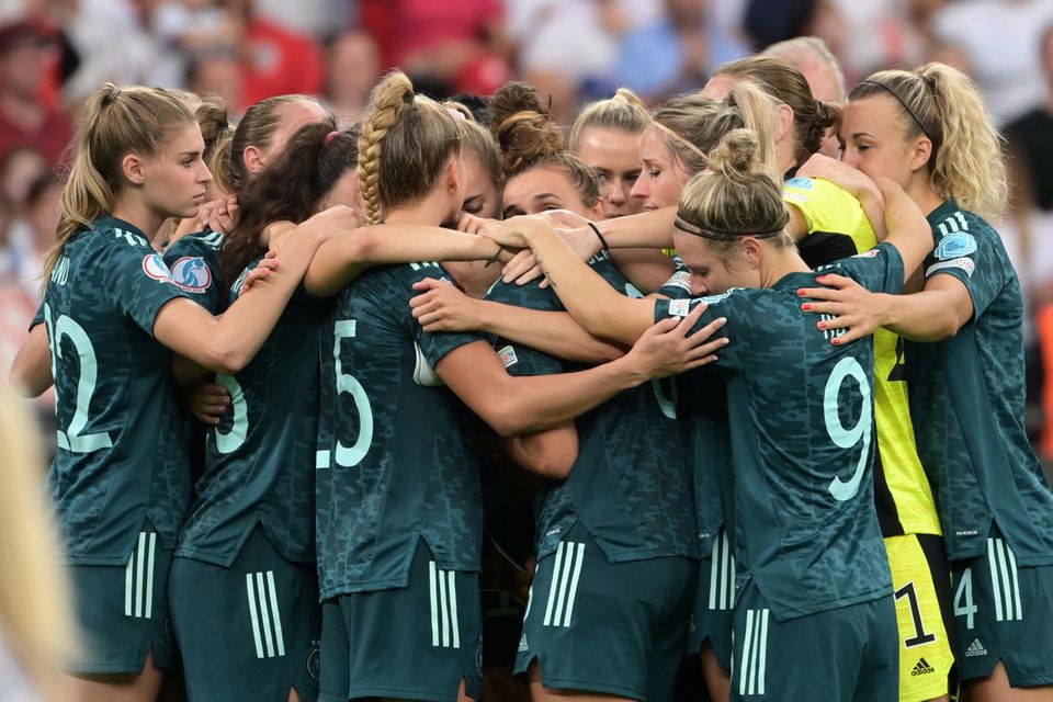 Die deutschen Fußballerinnen umarmen sich nach dem Abpfiff des EM-Finales.