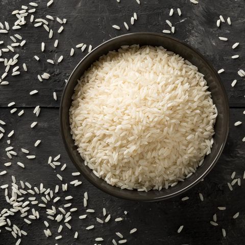 Dunkle Schale voller Reiskörner