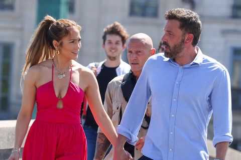 Jennifer Lopez und Ben Affleck spazieren verliebter denn je durch das sommerliche Paris. Dabei trägt die Sängerin ein rotes Sommerkleid, das bei den hohen Temperaturen luftig ist, aber gleichzeitig sehr elegant und stylish wirkt. Zudem zaubert es ein wunderschönes Dekolleté.