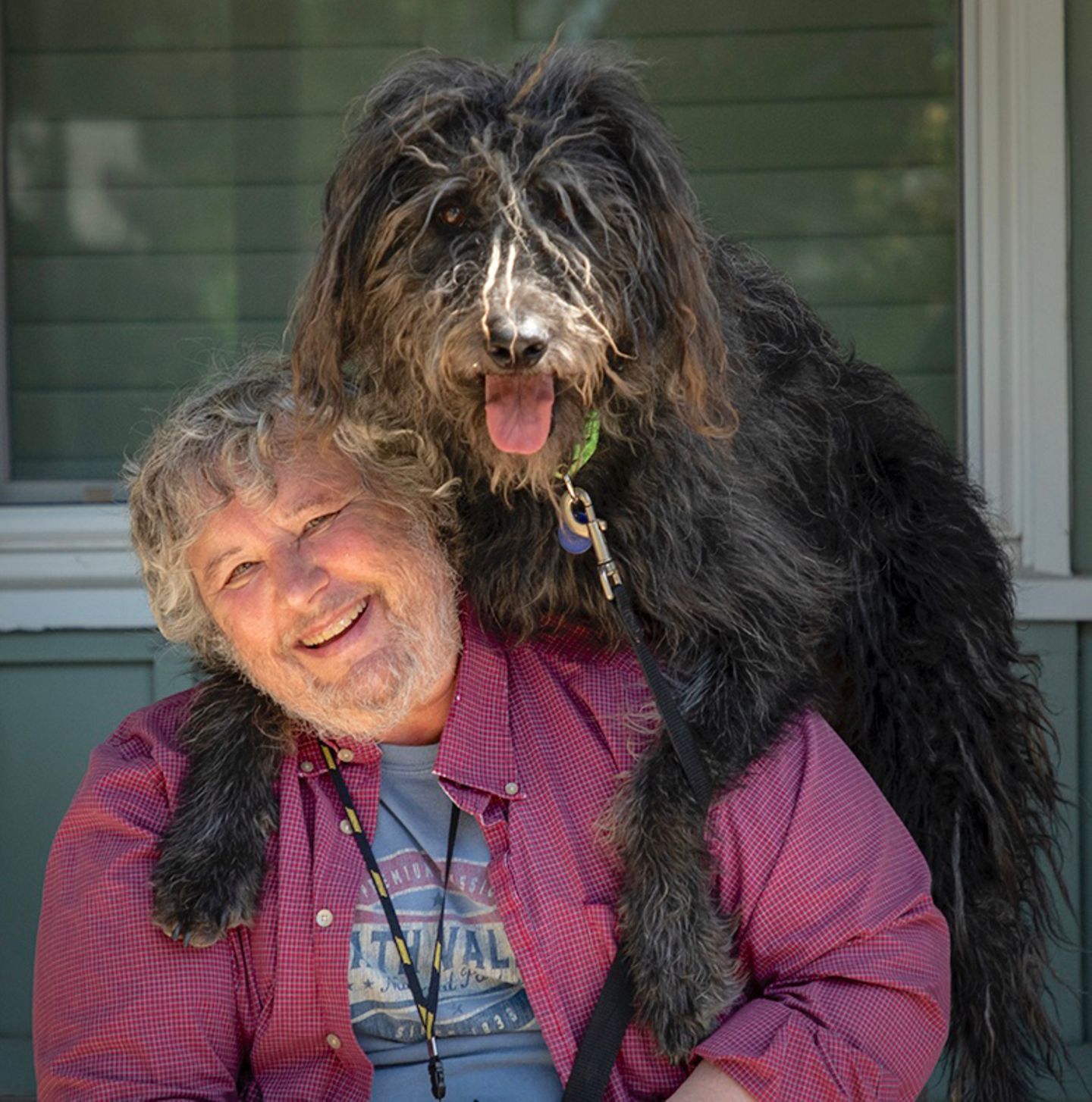 Comedy Pet Photo Award 2022: Hund auf Schulter eines Mannes