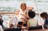 Bei einem Bootsausflug auf der Seine trägt Jennifer Lopez ein weißes tailliertes Kleid mit Blümchenmuster. Ein mädchenhafter, leichter Sommerlook.