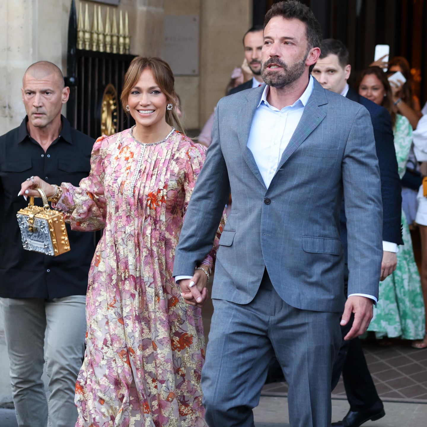 Ein bisschen Boho geht immer: Jennifer Lopez in einem Traum von Maxi-Kleid. Die eckige Statement-Tasche setzt einen gekonnten Kontrast zum Romantik-Look des Kleides.