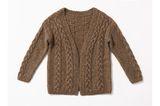 Zopfjacke stricken: eine Zopfjacke aus brauner Wolle