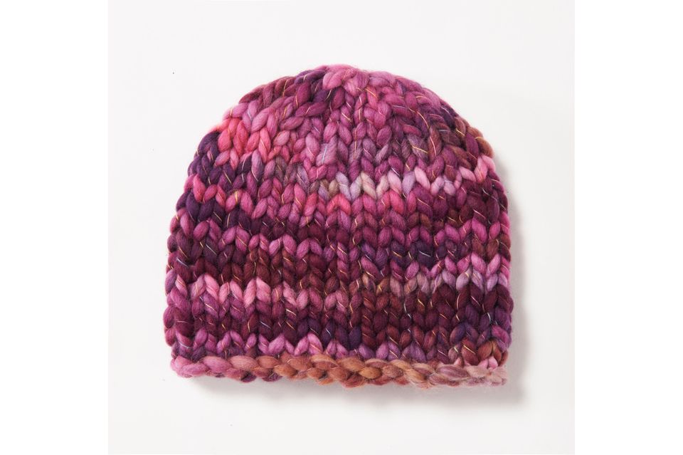 Melierte Mütze stricken: eine Mütze in verschiedenen Pink-Tönen