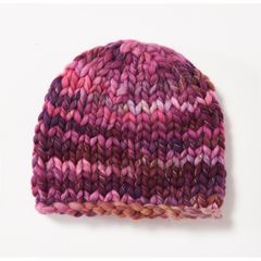 Melierte Mütze stricken: eine Mütze in verschiedenen Pink-Tönen