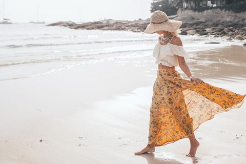 Ein langer Rock aus knitterfreiem Material lässt sich für den Koffer leicht aufrollen, sieht vor Ort noch top aus und kann sowohl tagsüber am Strand als auch abends getragen werden. Er ist also der absolute Urlaubs-Allrounder für den Koffer.