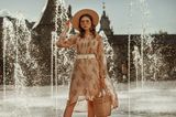 Mit oder ohne Gürtel? Ein Gürtel kann ein Kleid im Handumdrehen in einen ganz neuen Look verwandeln. Daher ist der Gürtel ein Accessoire, das unbedingt in den Urlaubskoffer gehört.