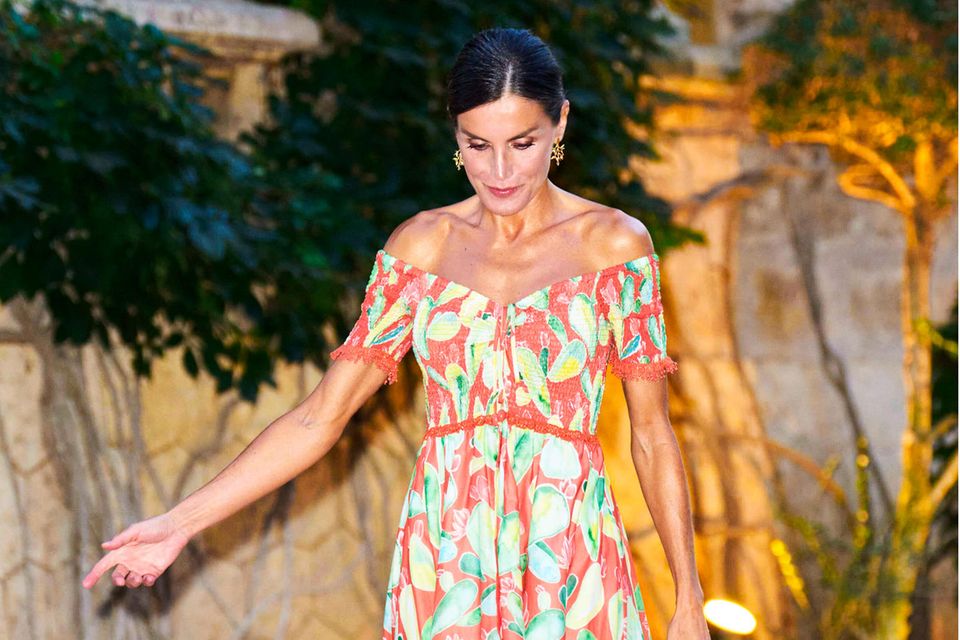 Während eines Empfangs im Palacio de Marivent auf Mallorca bringt Königin Letizia im farbenfrohen Aryana-Maxidress von Charo Ruiz und farblich passenden Wedges richtig Schwung in ihren royalen Sommer-Style.