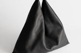 Auf der Suche nach einer Tasche, die sowohl fürs Büro geeignet ist aber auch im Alltag stylisch aussieht, bin ich auf dieses tolle Modell gestoßen. Das Design der Tasche ist schlicht und gibt mir Scandi-Vibes, die zu meinem Stil passen. Das Glattleder ist pflegeleicht und langlebig, sodass ich hoffentlich lange etwas von der tollen Bag haben werde. Von &other Stories, rund 110 Euro.  Carolin, Volontärin
