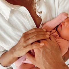Promi-Babys 2022: Leona Lewis hält Baby im Arm