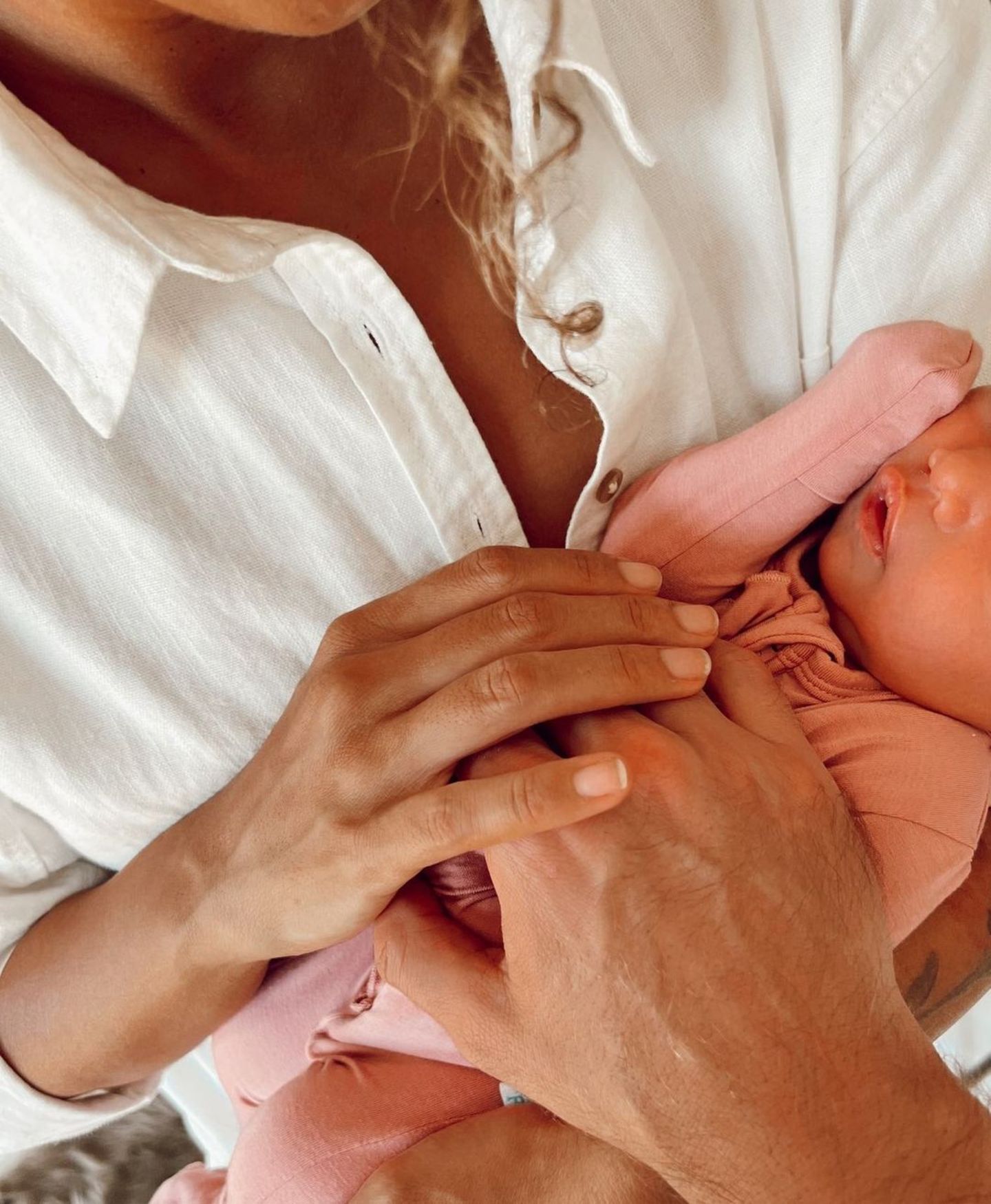 Promi-Babys 2022: Leona Lewis hält Baby im Arm