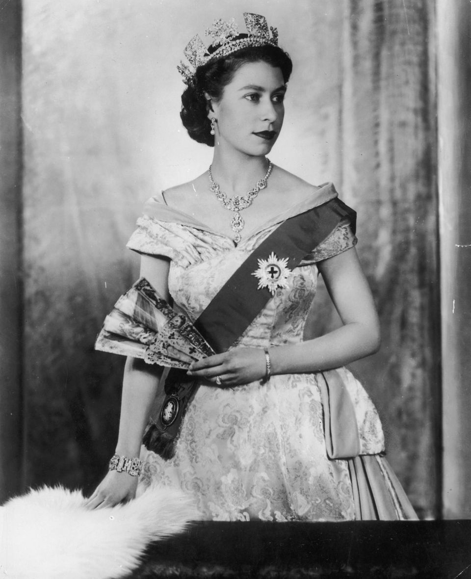 Queen Elizabeth trägt die "Nizam von Hyderabad"-Kette auf einem Selbstporträt aus dem Jahr 19